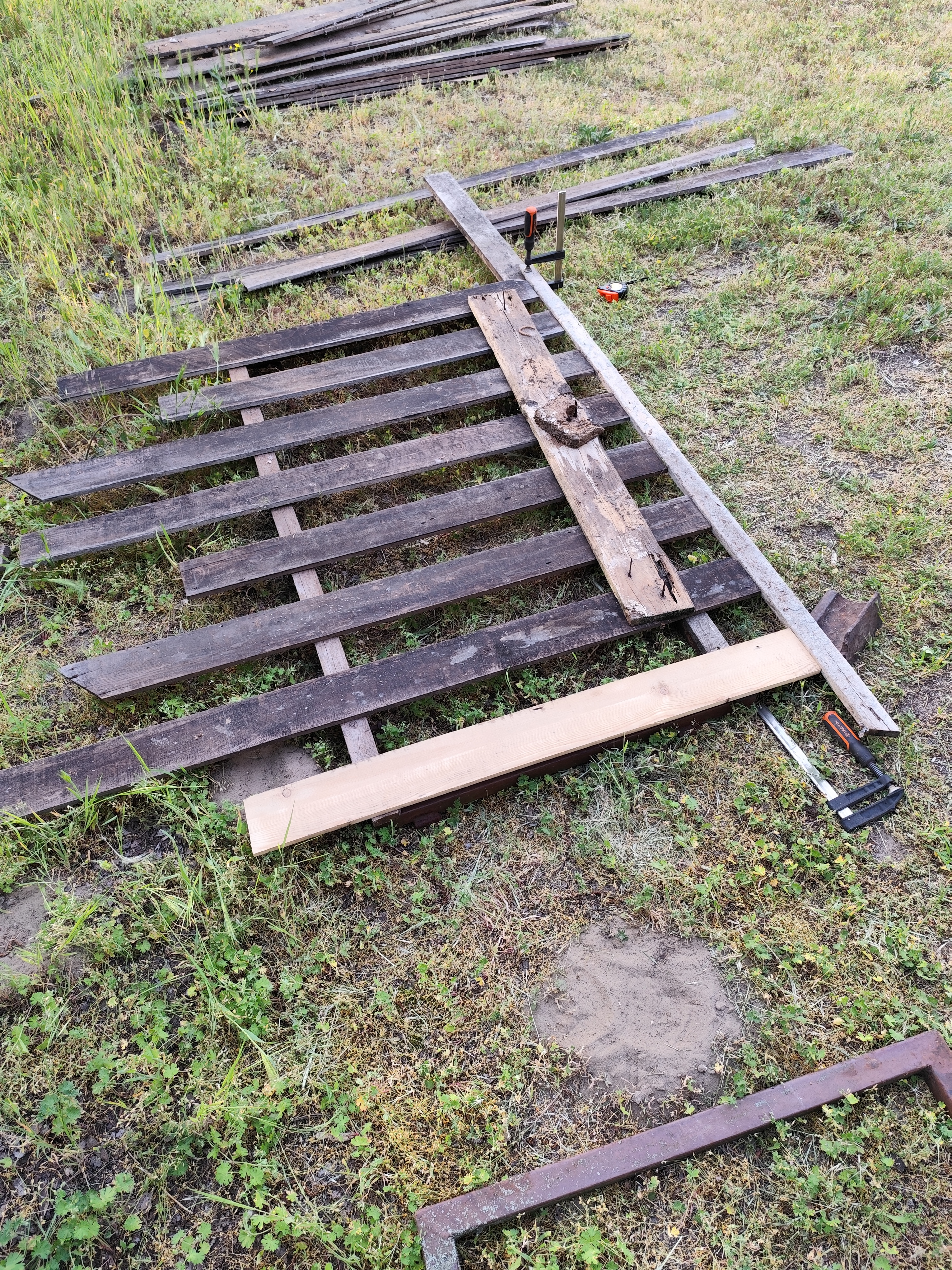 Kapu felújítás – kiinduló állapot / bontott deszkák