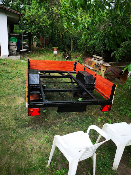 Utánfutó – szerkezet és oldalfalak építés közben