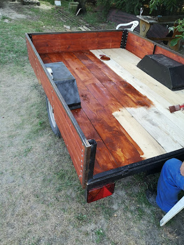 Utánfutó – padló és felületkezelés munka közben